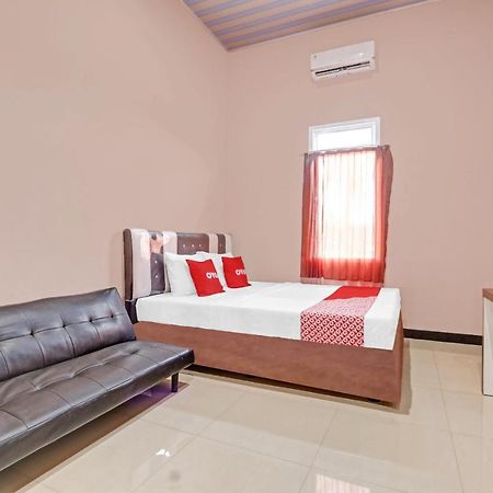 Oyo 90796 Hotel Mulya Indah Tambakmulya Exteriör bild