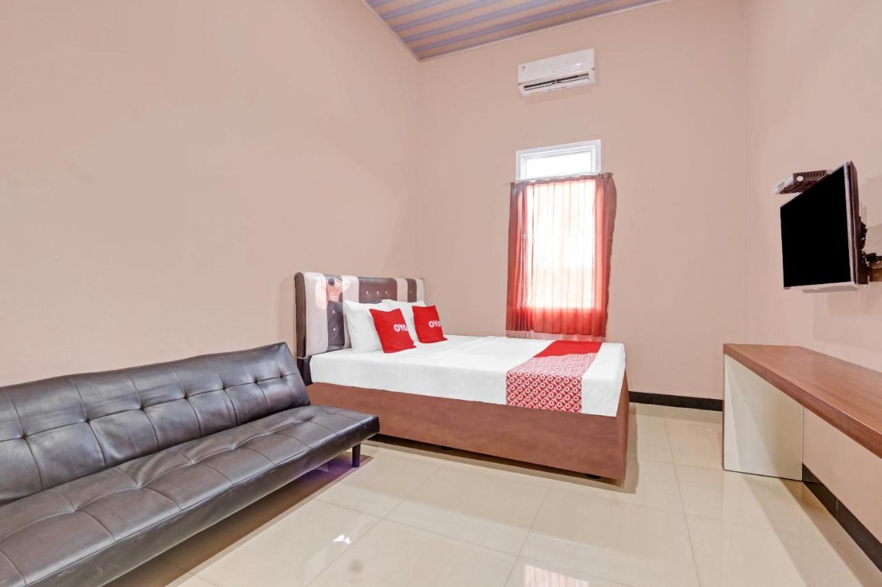Oyo 90796 Hotel Mulya Indah Tambakmulya Exteriör bild